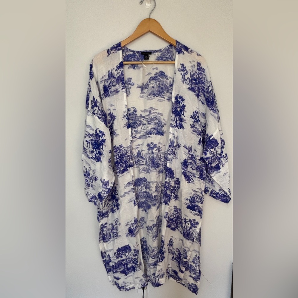 Ann Taylor Blue and White Dloral Duster Kimono
Size M/L NWT